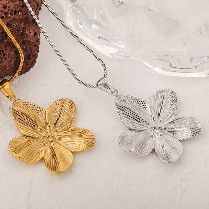 Vintage Stainless Steel Flower Pendant Necklace for Women Gold Plated Floral Metal Snake Chain Necklace Aesthetic Jewelry GiftsXJ251121