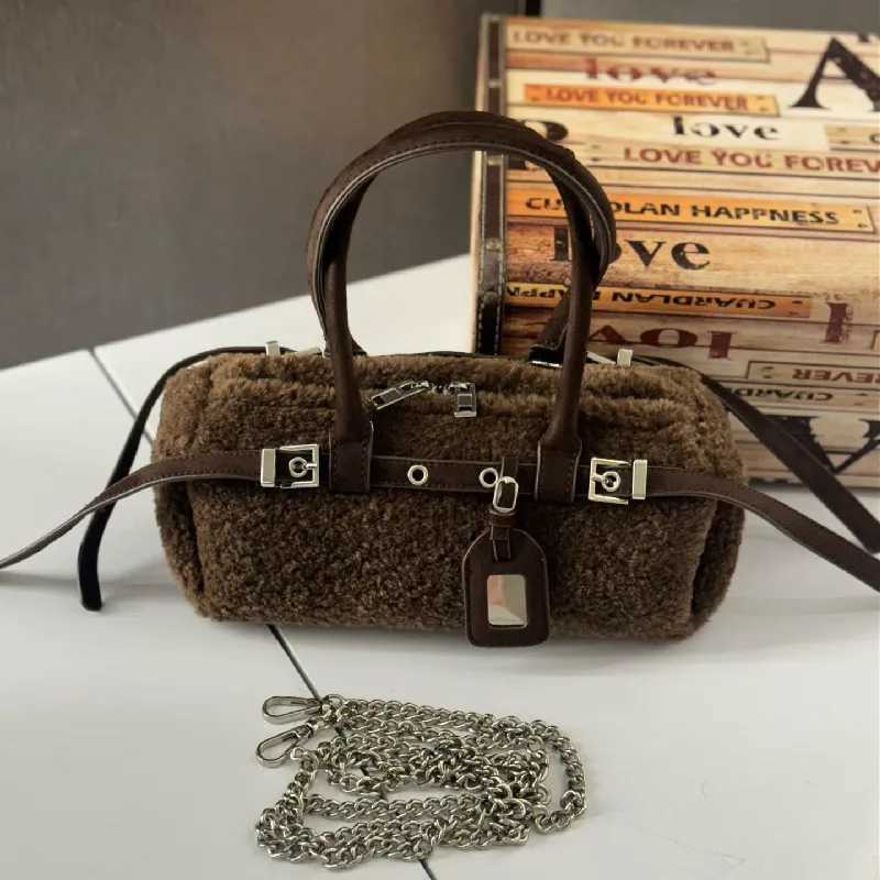Autumn Winter Womens Lamb Wool Handbag Chic Color Contrasting Versatile Plush One Shoulder Crossbody Bags Party Clutch K251121