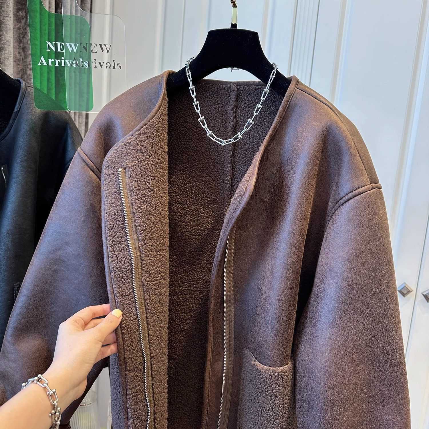 Black fur one-piece coat for women in winter, plus-size, loose, high-end, retro motorcycle style, warm sheepskin fleece top designer