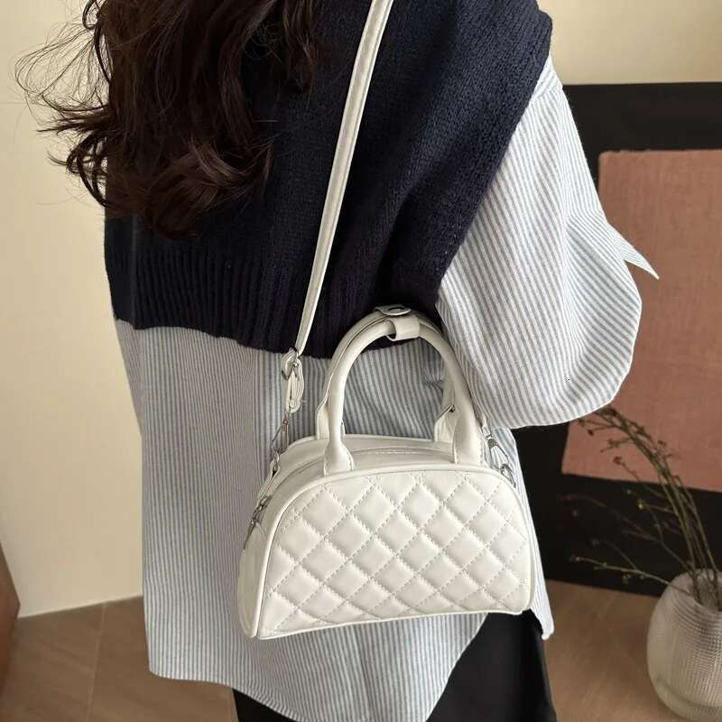Spring New Niche Design Women S Fashionable Small Texture Casual Shell Personality Simple Korean Crossbody Bag Bag