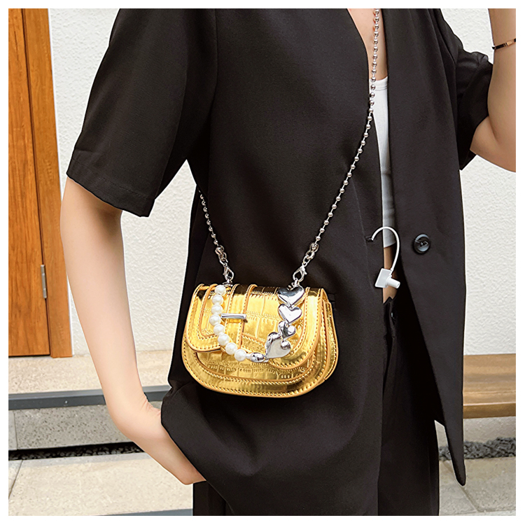 A new spring and summer niche design and fashionable pearl chain crossbody bag for women