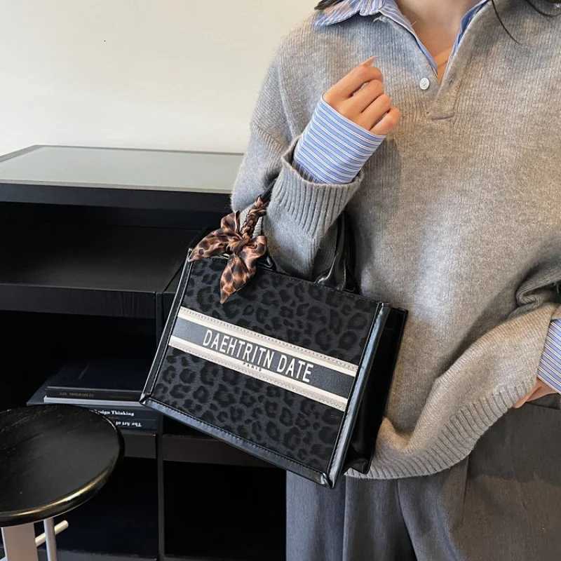 Womens Shoulder Bag Made Of Leaf-Patterned Leather Boasting Paris High-End Vintage Neat Look K251121