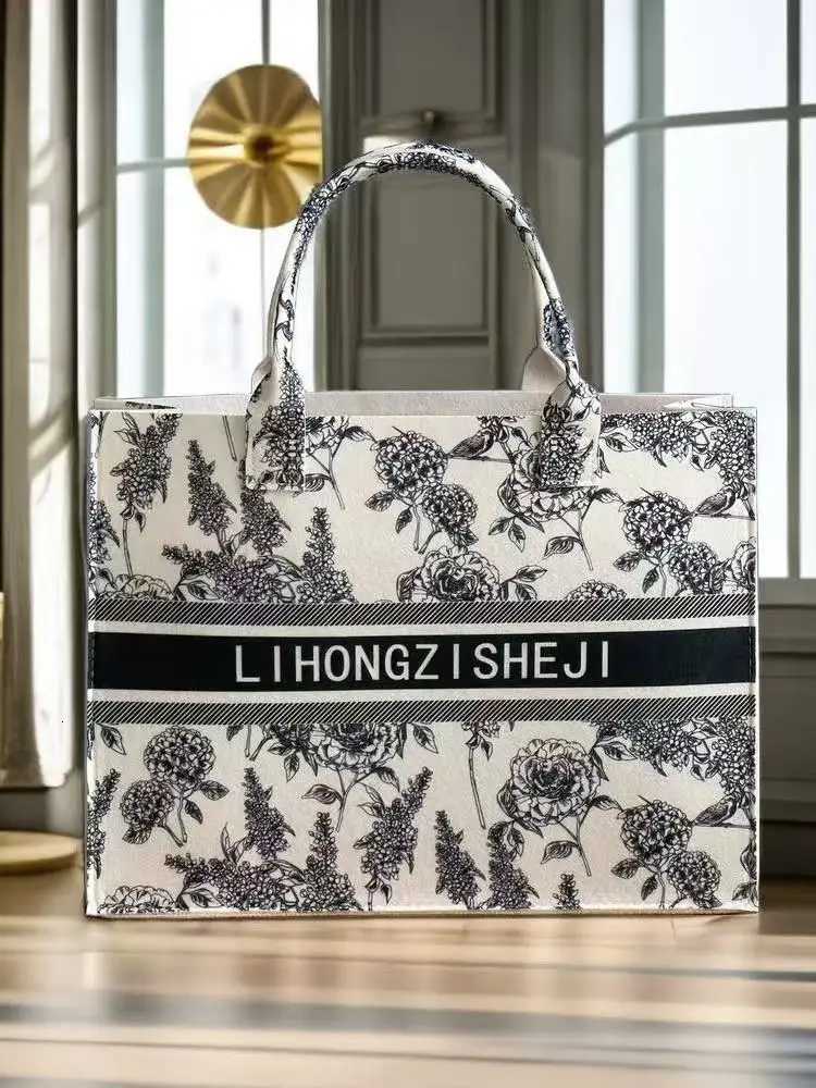 Light luxury blue and white porcelain pattern large capacity commuting business felt gift Chinese style handbag K251121