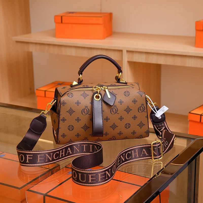 Womens Luxury Handbag 2025 Hot Sale New Korean Versatile Retro Print Boston Pillow Bag High Quality One Shoulder Crossbody Bag K251121