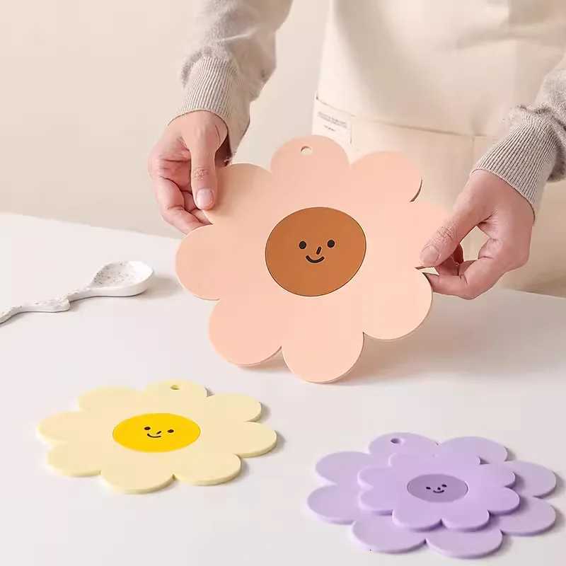 Sunflower Cute Placemat Coaster Anti-skidding and Heat-resistant Silicone Cup Pads Coffee Hot Pad Kitchen Home Tableware Set C251122