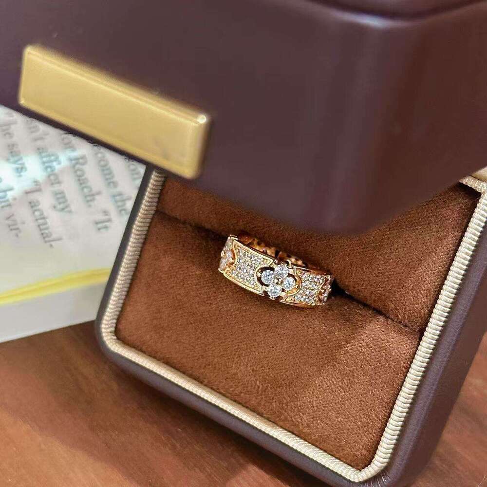 Designer luxury rings New Lucky Four Leaf copper plated with 18K gold Clover Star Fashion Vintage Style Flower Row Strip Ring