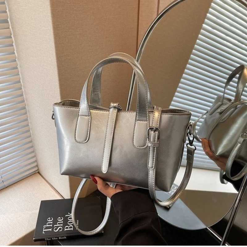 Elegant Women Crossbody Bag With Crystal Embellishment On The Flap And Chain Strap For Glamorous Outings And EventsT251122