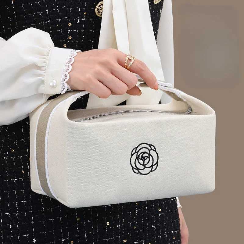 Designer New Womens Portable Large Capacity Womens Simple Cosmetics Storage Bag Makeup Bag Washing Bag Travel Bag Y251122