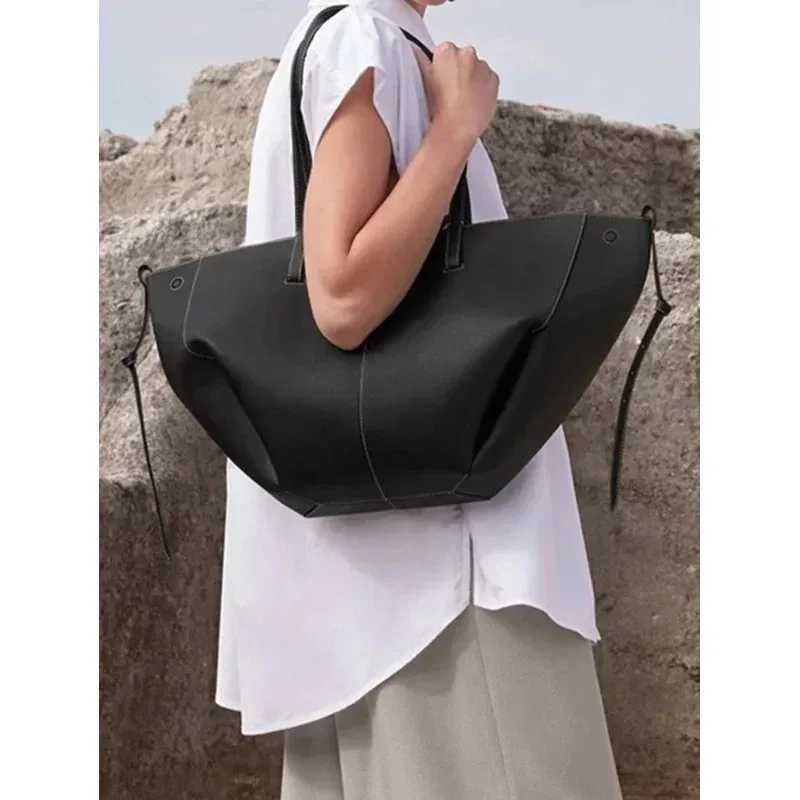 New Popular High-end Elegant Wing Bag Handbag Female Niche Large Capacity Bag Commuter Messenger Bag Each Hand 2025 K251121