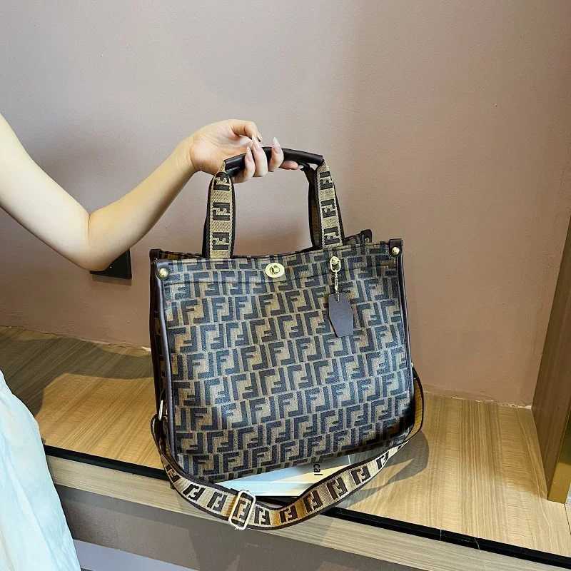 Fashionable Parisian Inspired Tote Bag - Elegant Solid Color Shopper With Adjustable Crossbody Strap K251121