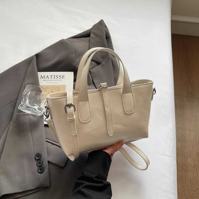 Elegant Women Crossbody Bag With Crystal Embellishment On The Flap And Chain Strap For Glamorous Outings And EventsT251122