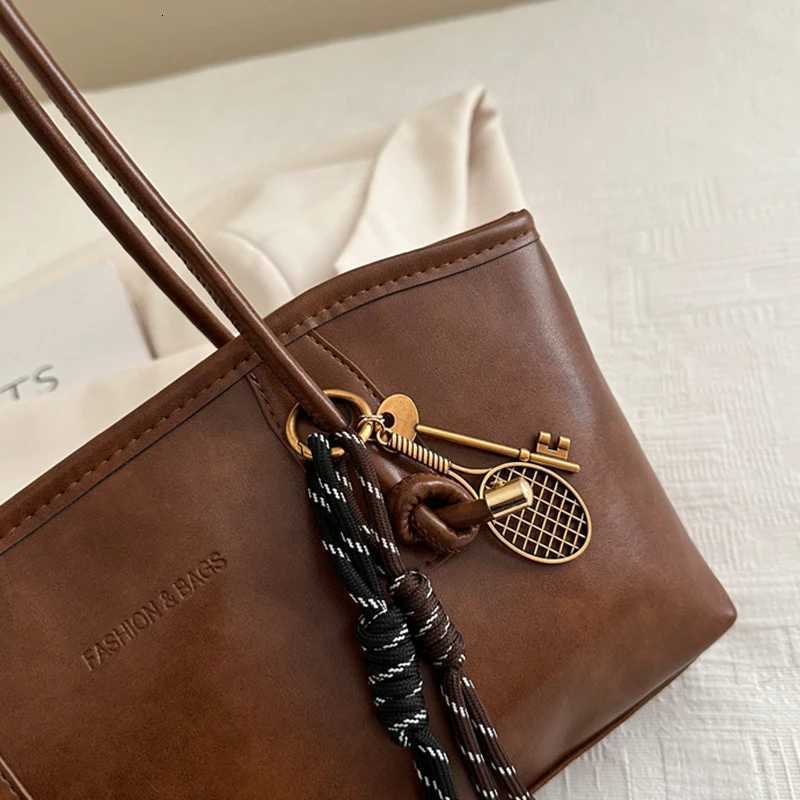 Womens Vintage Shoulder Tote Bag European American Advanced Simple Handbag Large Versatile Armpits Bag Pendant T251122