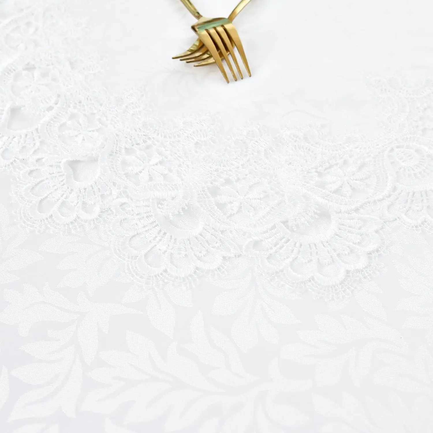 Elegant White Lace Jacquard Oval Tablecloth for Home Decoration 60x84 Inches C251122