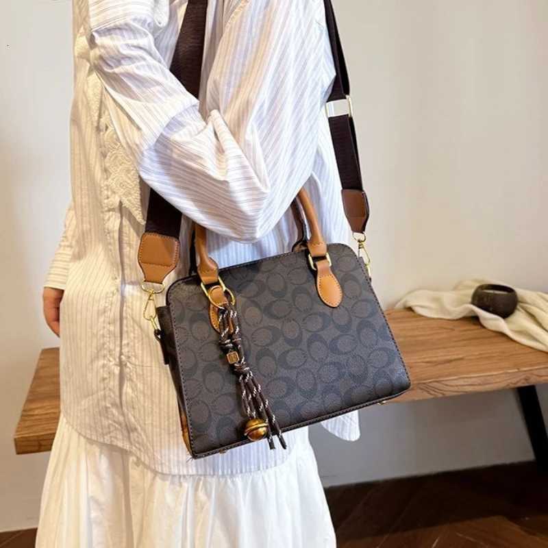 Lao Hua Hand-held Crossbody Bag 2025 New Style Elegant and Fashionable Tote Bag Retro and Versatile Single-shoulder Bag K251121