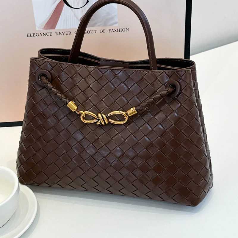 2025 New Metal Rope Woven Shoulder Bag Niche high-end Texture Handbag K251121