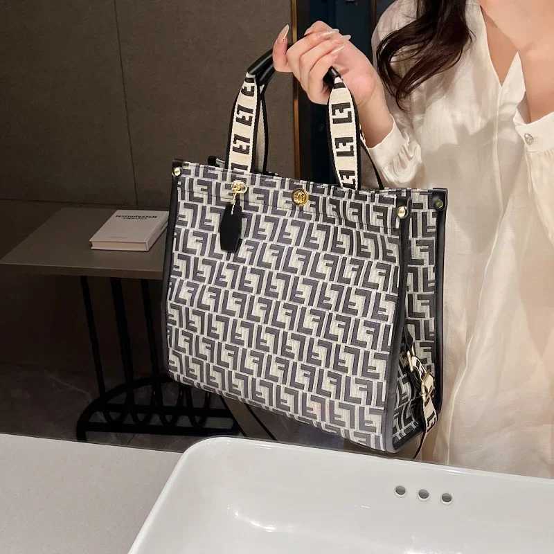 Fashionable Parisian Inspired Tote Bag - Elegant Solid Color Shopper With Adjustable Crossbody Strap K251121