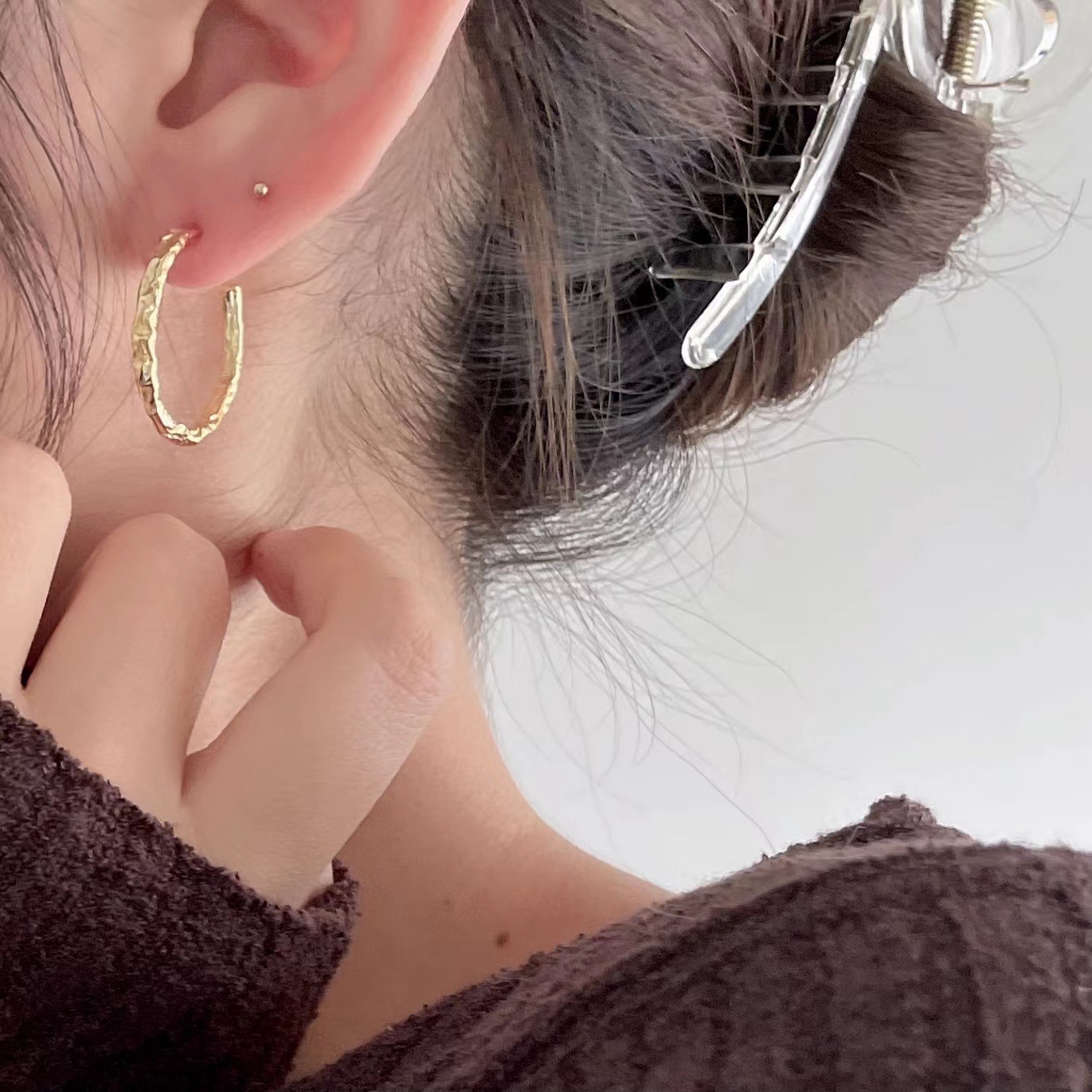 Chic Gold Tone Hammered Hoop Earrings Women's Fashion Jewelry Textured Design for a Casual yet Stylish Look