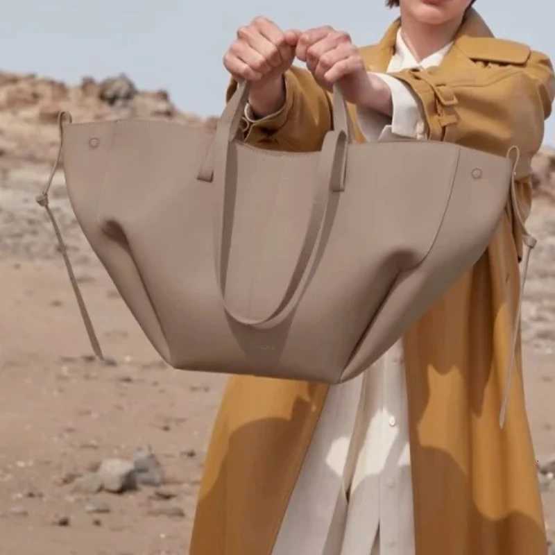 2025 Simple and versatile large-capacity commuter bag Retro simple shoulder bag Fashionable large-capacity tote bag bucket bag K251121