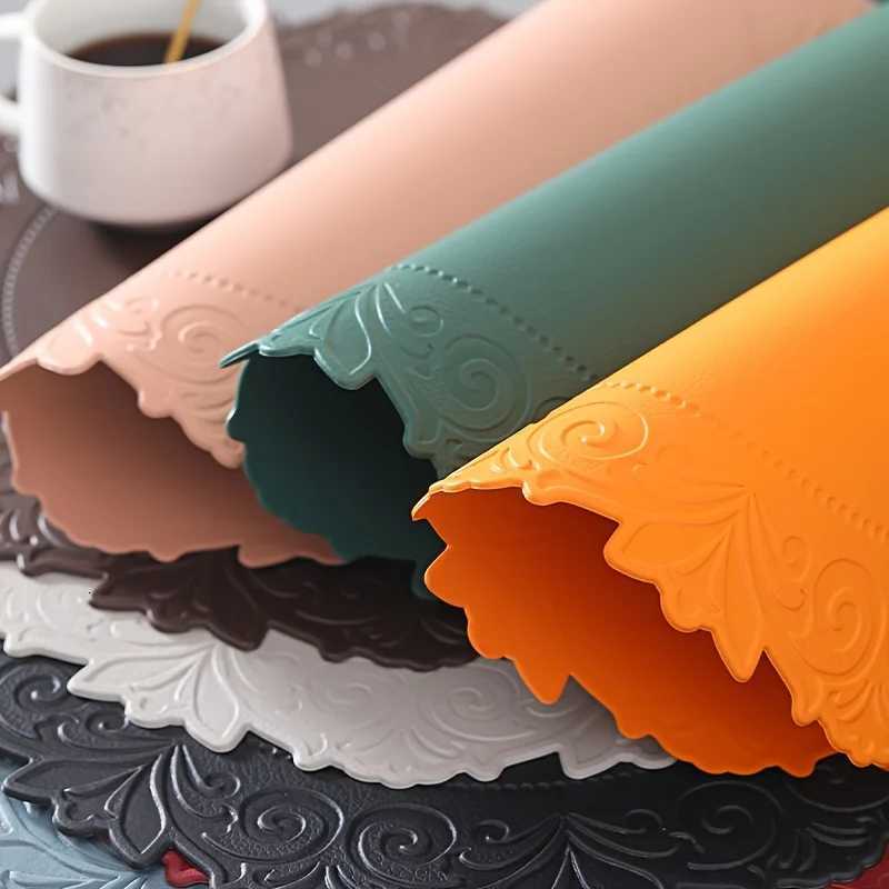 1/4/6PCS Green Christmas Placemats Shaped Faux Leather Table Mats Pad Kitchen Accessories Outdoor Indoor Round Place Mat Nordic C251122