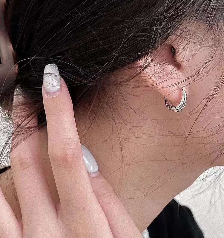 DHCollections Trends Minimalist French Hie Quality PVD Gold Plated Stainless Steel Hoop Earrings for Women Girls