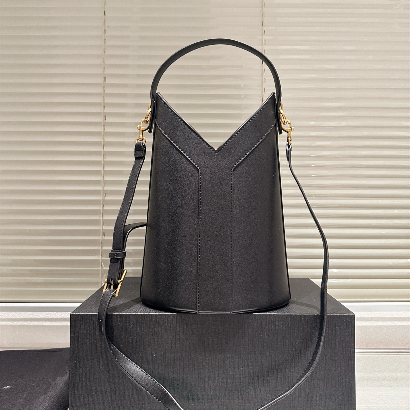 Designer bag bucket bag mini bag suede bag women tote bag Hobo handbag Genuine leather Underarm Bag Fashionable casual crossbody black suede designer bag