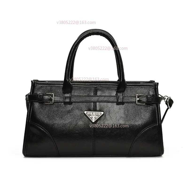 A Retro Large Capacity Womens Shoulder Bag Casual Commuter Bag Handbag Trendy Crossbody Bag for Office Use Autumn WinterT251122