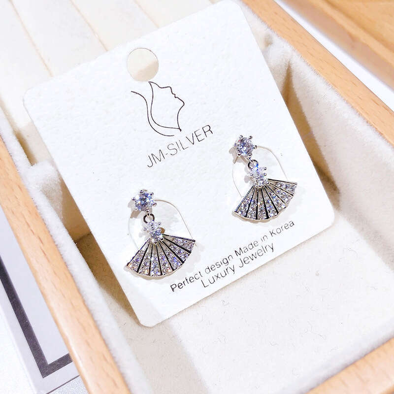 New Korean Dongdaemun featuring female sier needles, internet famous temperament, fan-shaped earrings without holes, and cool style ear clips