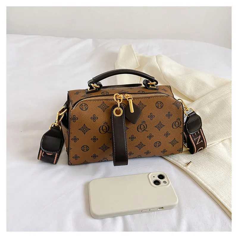 Womens Luxury Handbag 2025 Hot Sale New Korean Versatile Retro Print Boston Pillow Bag High Quality One Shoulder Crossbody Bag K251121