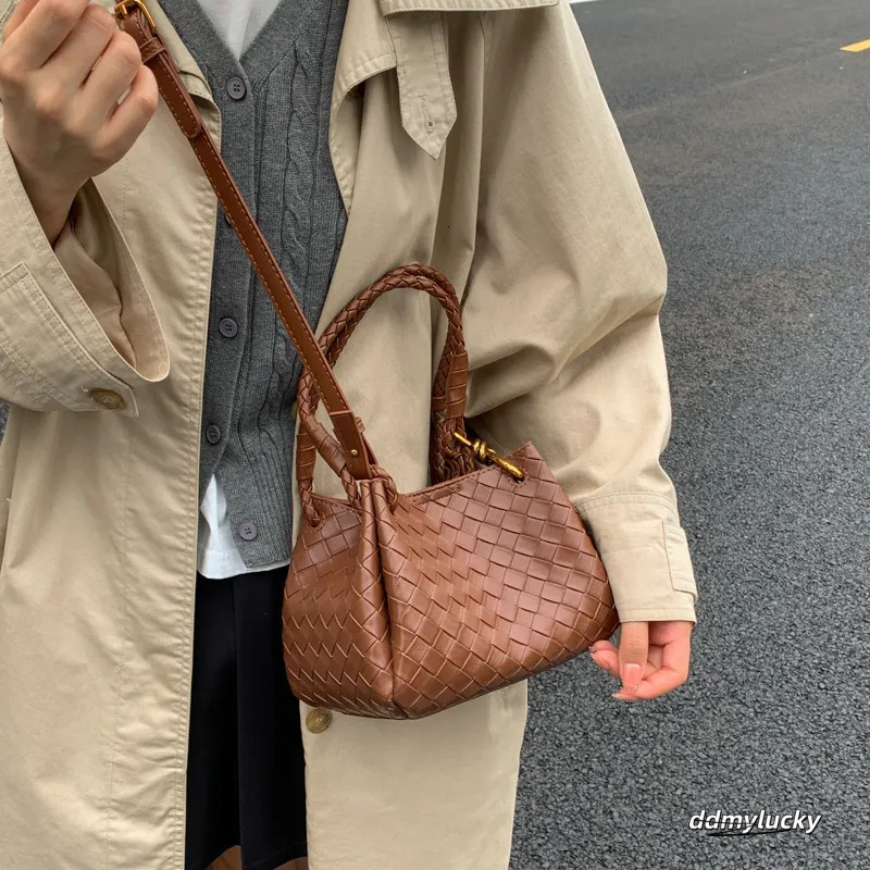 Luxury Brand Designer High End Niche For Women Autumn Winter New Versatile Fashion Crossbody Bag Korean Style Handheld Quilted Bucket H11.21 Ddmylucky