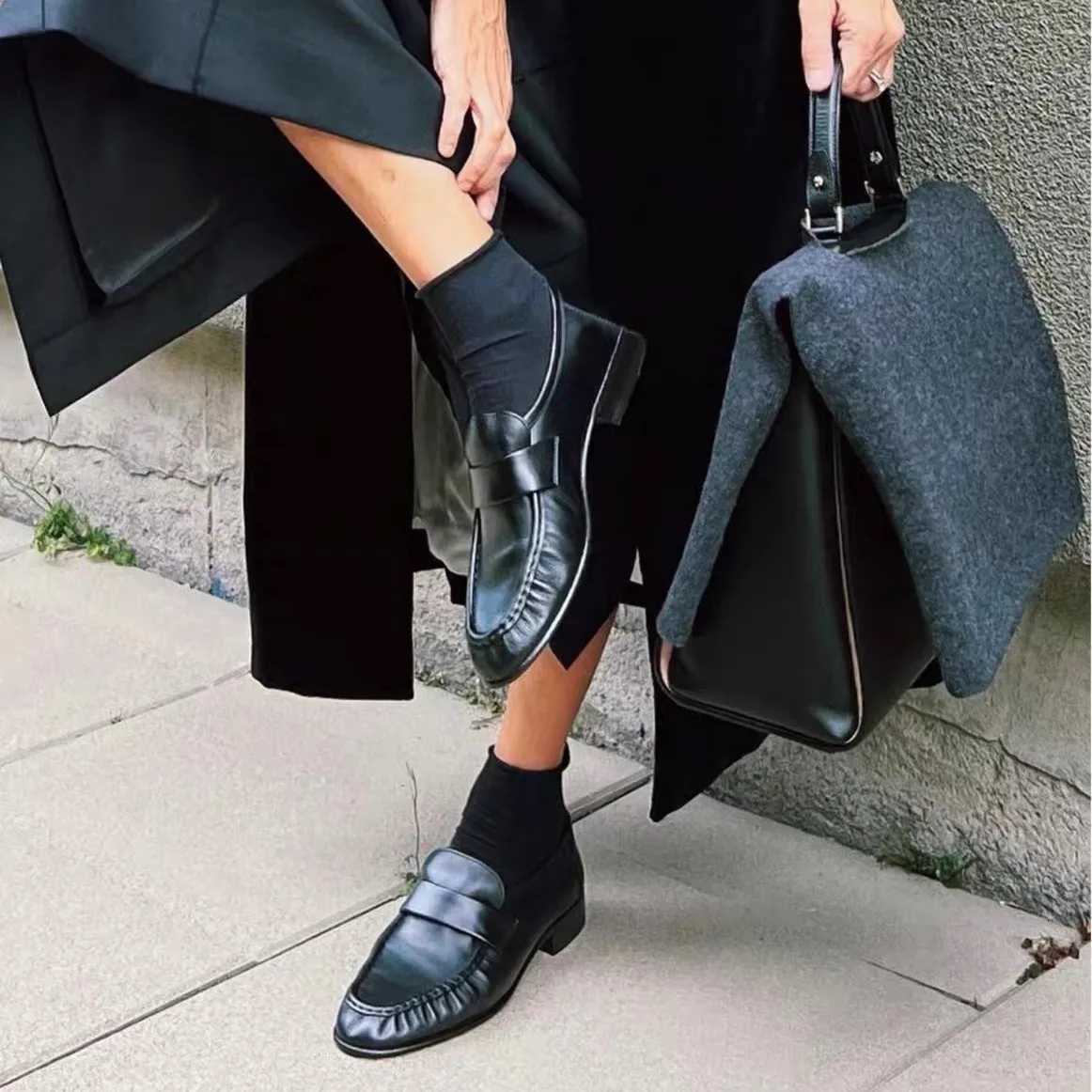 Retro Fashion Handmade Pleated Loafers New British Style Flat Single Shoes Womens Leather Shoes X251122