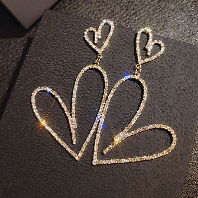 Fashionable women's rhie heart-shaped earrings with exaggerated temperament, internet famous design sense, long sier needle earrings, 2025 new tr