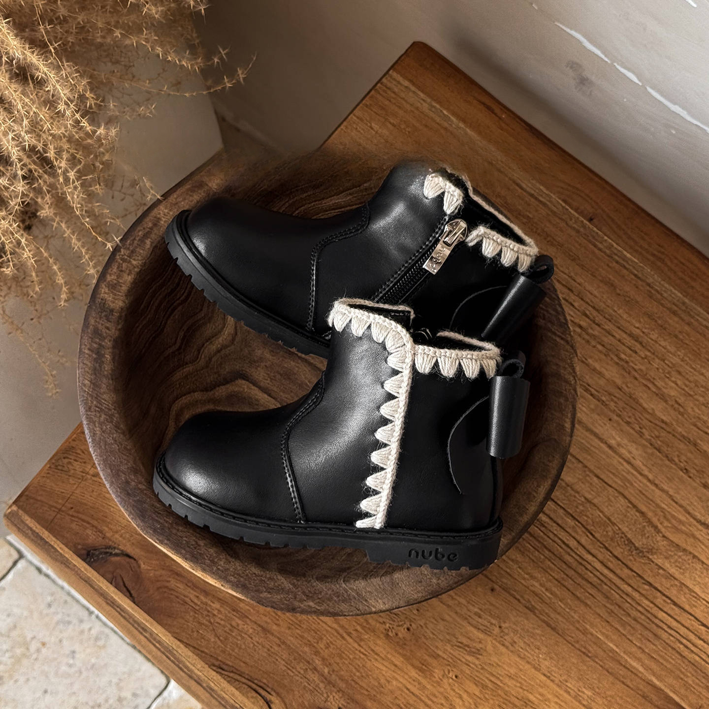 New designer shoes for women, wool leather boots for autumn and winter, new leather for young children, fashionable and warm cotton boots for snow boo