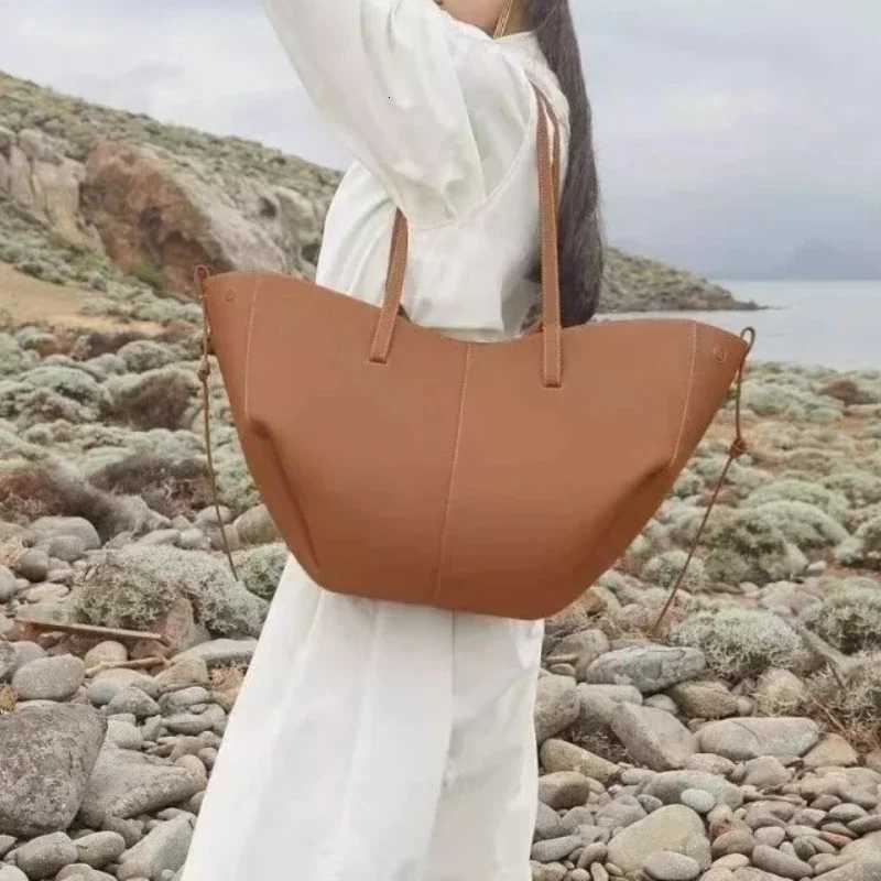 2025 Simple and versatile large-capacity commuter bag Retro simple shoulder bag Fashionable large-capacity tote bag bucket bag K251121