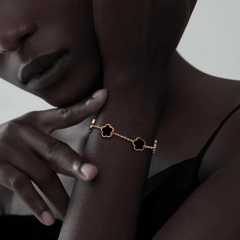 Hot Selling Plant Five Leaf Plum Blossom Stainless Steel Bracelet For Womens Jewelry Waterproof High-Quality Gift Clover J251122