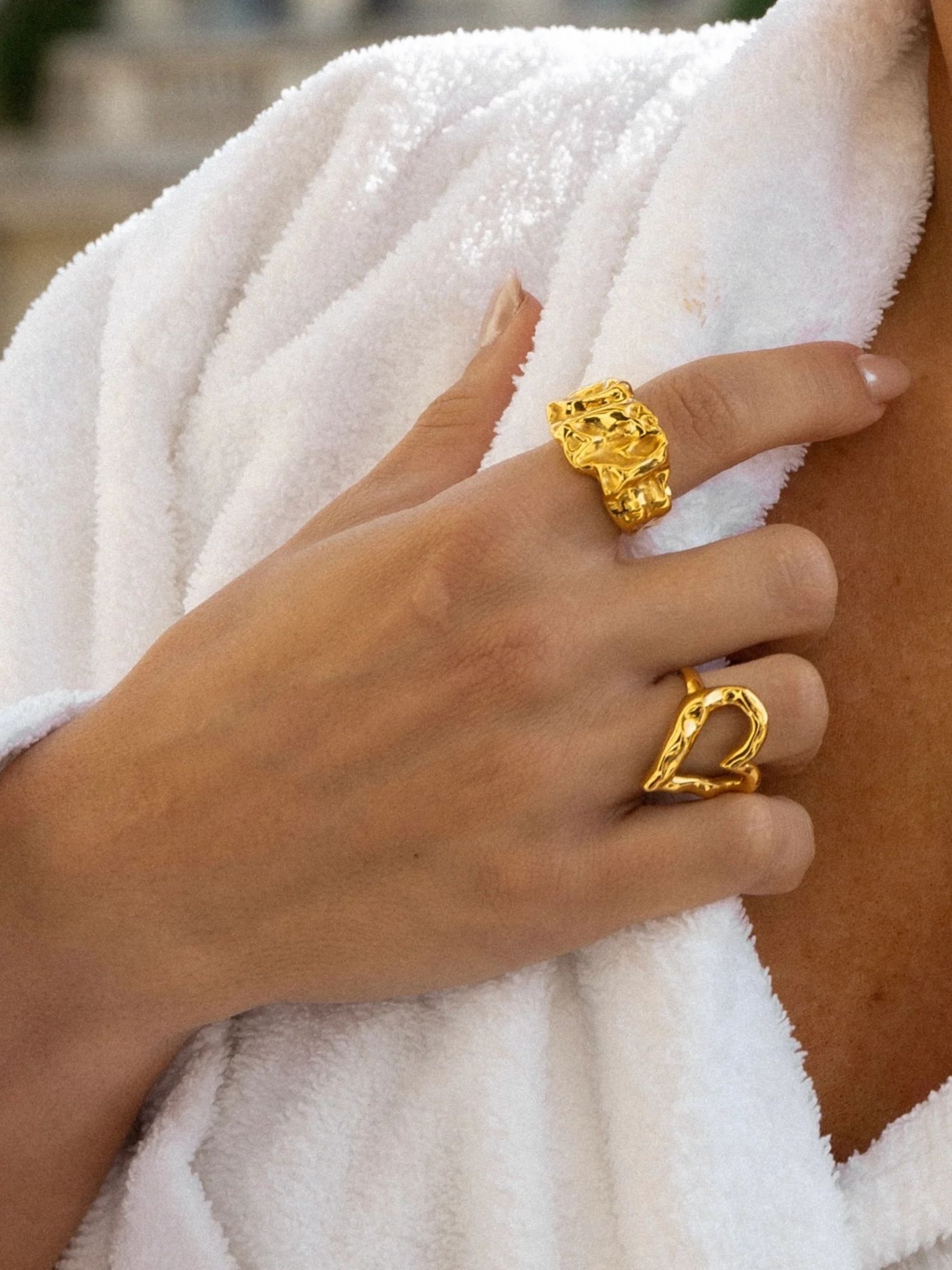 Elegant Gold Tone Twisted Band Ring Women's Fashion Jewelry Timeless Design for a Sophisticated Touch to Any Ensemble