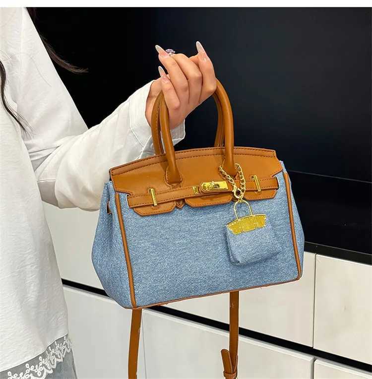 Luxe Mini Square Bag 2025 Elegant Top Handle Purse for Women Chic Crossbody Bag for Work Commute Classy Shoulder Bag K251121