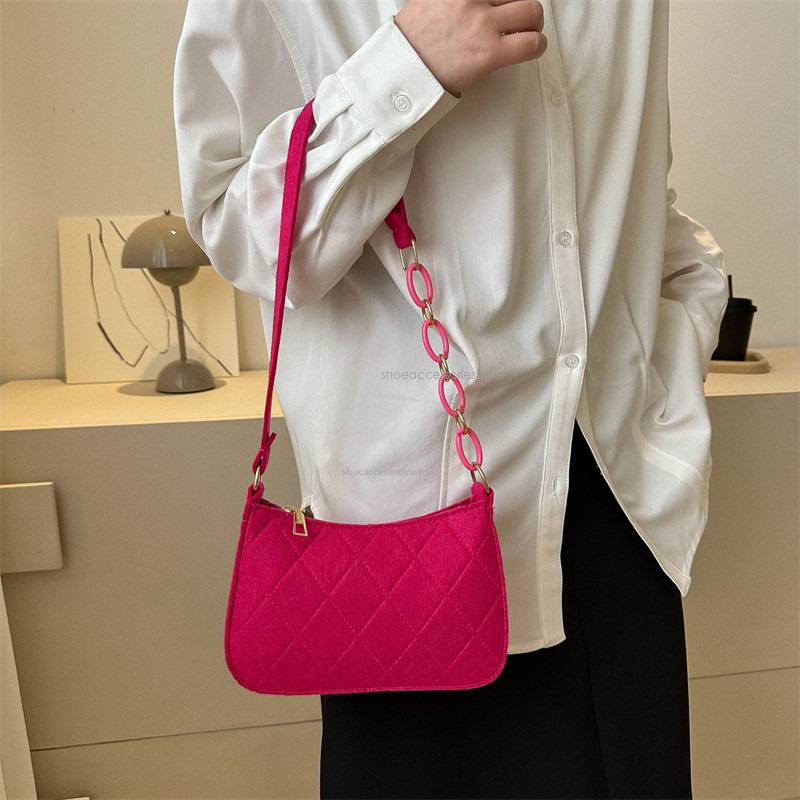 2025 New Designer Light Luxury Gorgeous Popular French Niche Design Bag Women's Multifunctional High-end Chain Shoulder Handbag Felt Armpit Bag