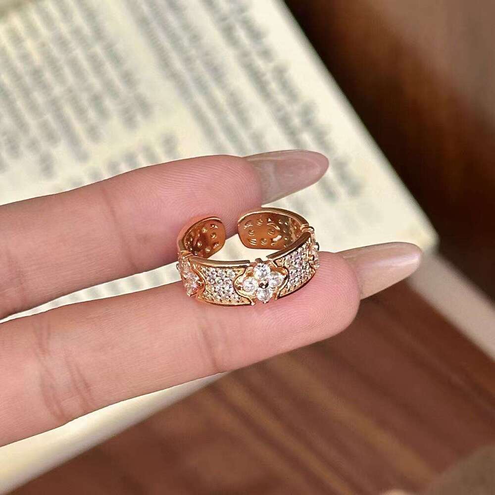 Designer luxury rings New Lucky Four Leaf copper plated with 18K gold Clover Star Fashion Vintage Style Flower Row Strip Ring