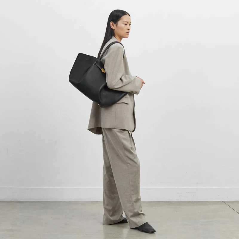 For the autumn and winter of 2025 there are genuine leather womens hand-held New York bags velvet single-shoulder wing bags K251121