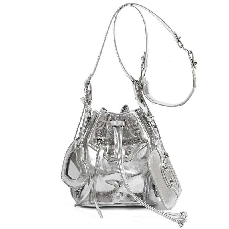 Designer bag handbags women's new arrival black patent leather bucket bag small crossbody bag heart charm zipper detail