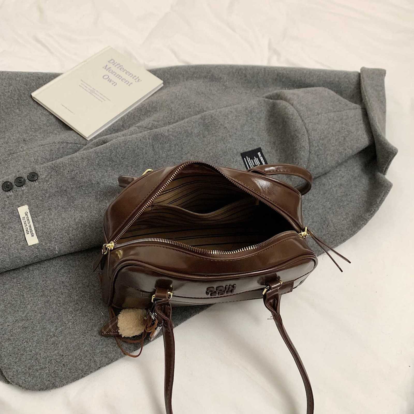 Womens Fashionable Casual Single-Shoulder Bag with a Unique Texture for Commuting Boston BagT251122