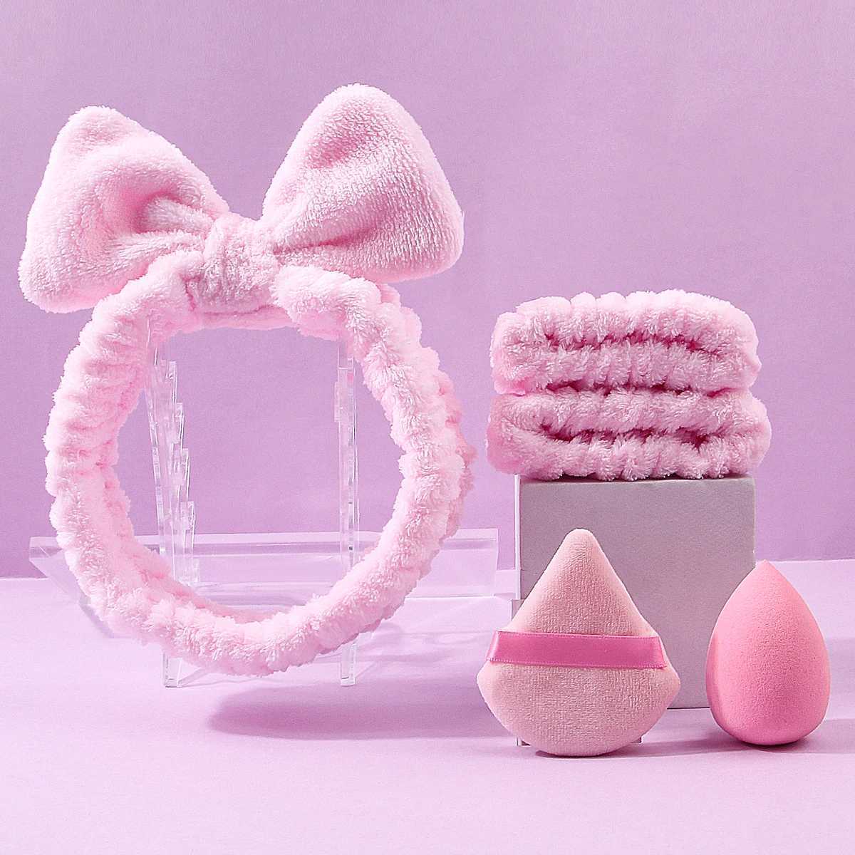 The 17PCS makeup brush set includes a multi-functional makeup set brush a sponge powder puff and a hair band/wrist strap C251122