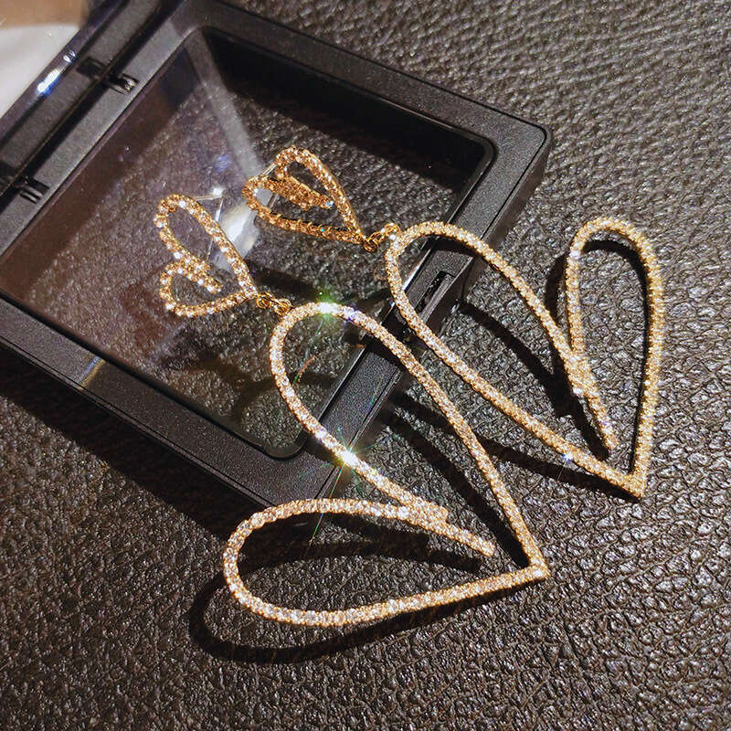 Fashionable women's rhie heart-shaped earrings with exaggerated temperament, internet famous design sense, long sier needle earrings, 2025 new tr