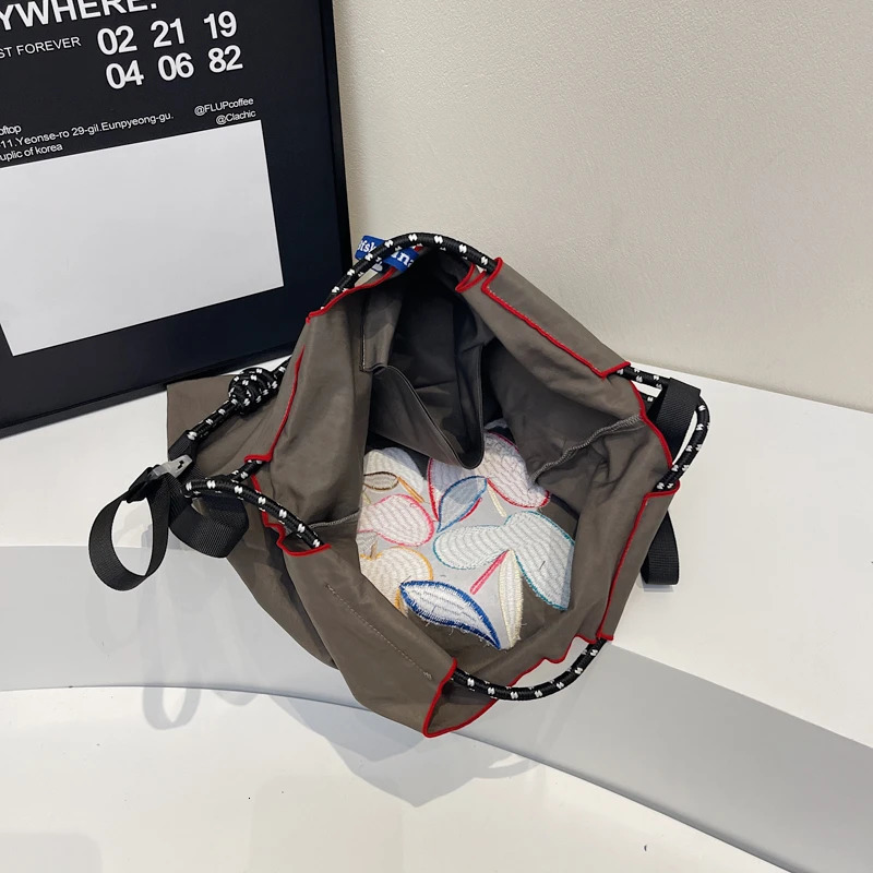 womens handbag lazy in the wind Japanese embroidery fashionable clown large capacity durable shoulder bag commuting messenger 250421