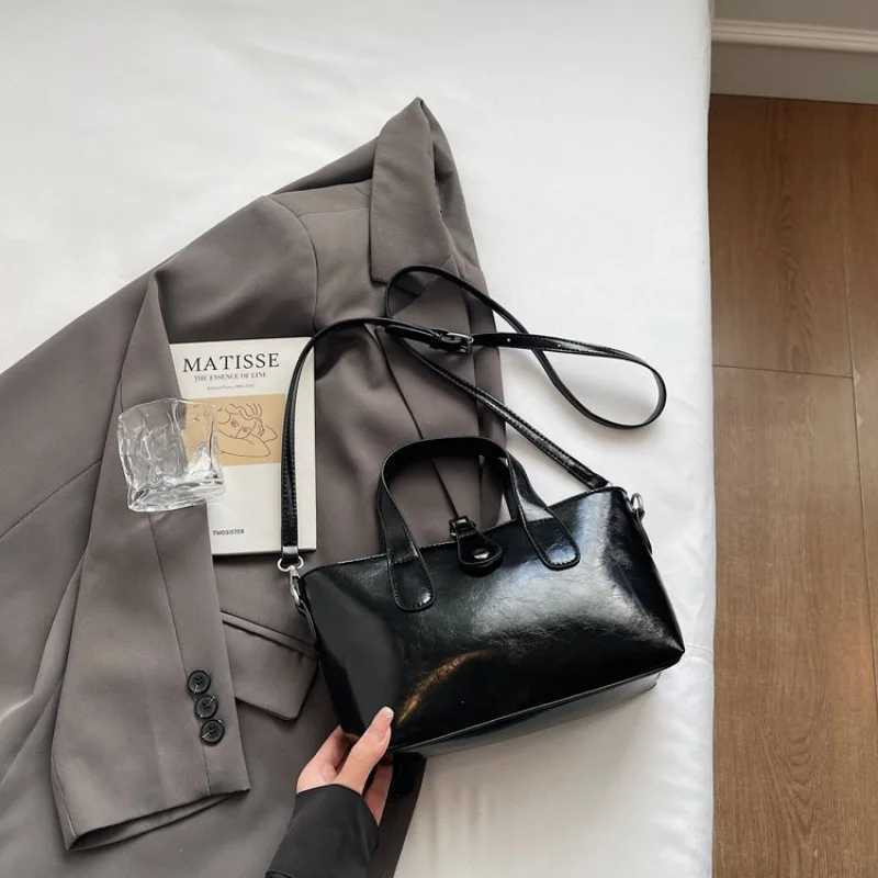 Elegant Women Crossbody Bag With Crystal Embellishment On The Flap And Chain Strap For Glamorous Outings And EventsT251122