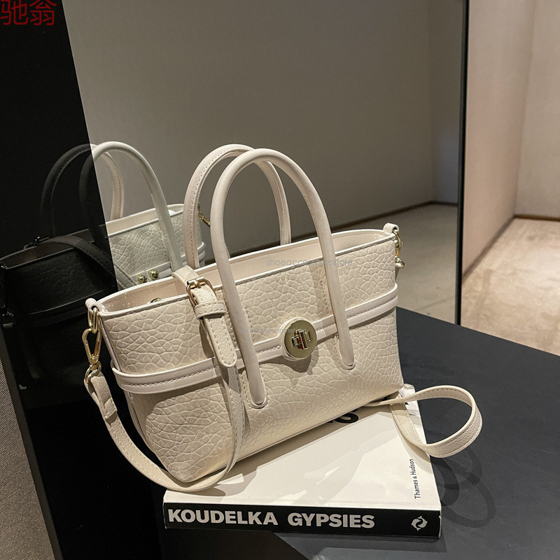 2025 New Designer Women's Shoulder Crossbody Bag Light Luxury Multifunctional Women's Handbag Small Fragrance Style Celebrity Bag