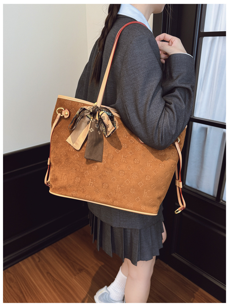 Large Capacity Suede Vintage Commuting Tote Bag Women'S New Old Flower Light Luxury High Sense Shoulder Bag 2025