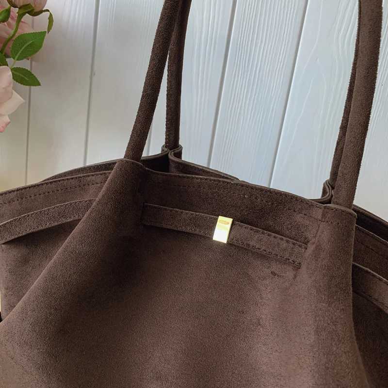 Advanced Retro Bag for Womens 2025 New Luxury Textured Frosted Shoulder Bag with Large Capacity Crossbody Commuting Tote Bag K251121