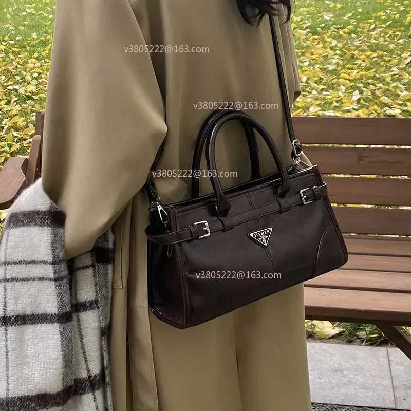 A Retro Large Capacity Womens Shoulder Bag Casual Commuter Bag Handbag Trendy Crossbody Bag for Office Use Autumn WinterT251122