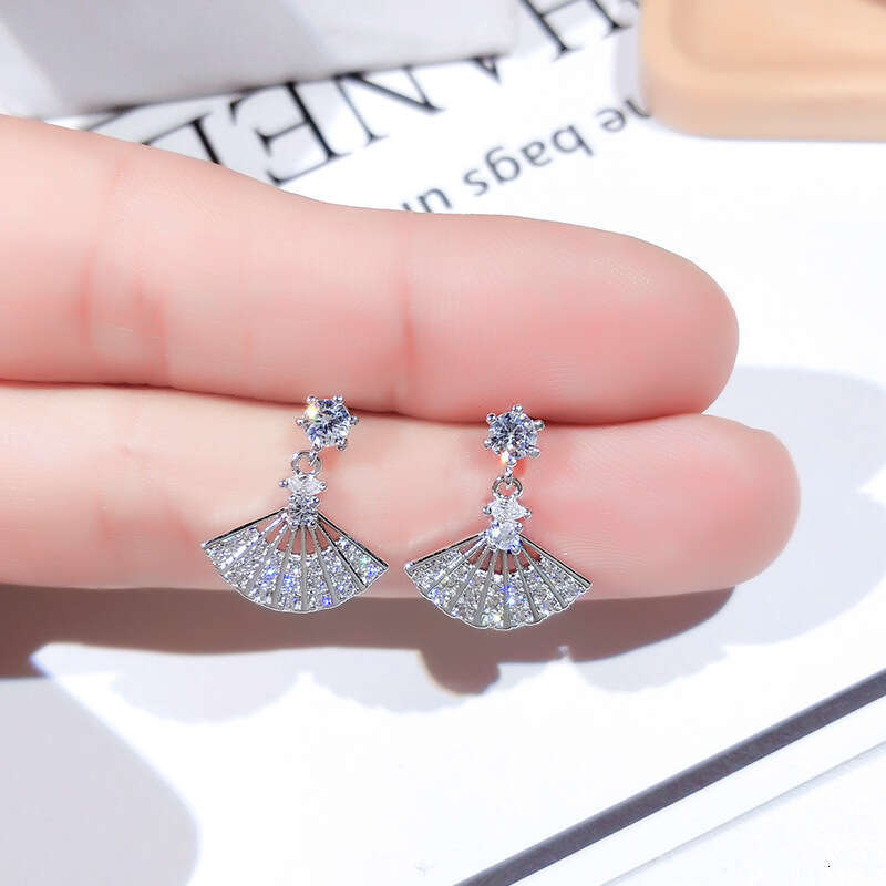 New Korean Dongdaemun featuring female sier needles, internet famous temperament, fan-shaped earrings without holes, and cool style ear clips